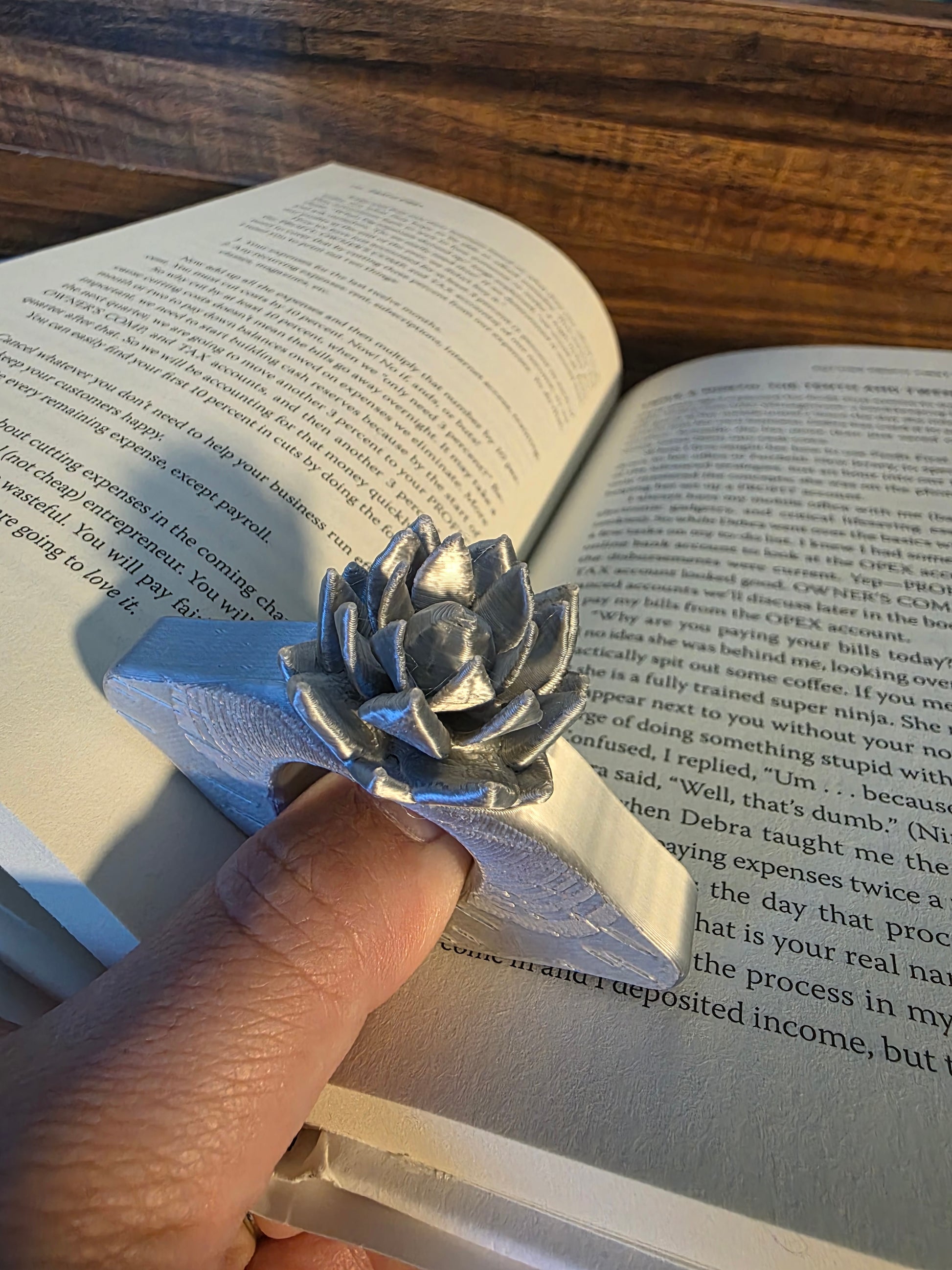 One-Handed Page Holder - Ergonomic 3D Printed Thumb Book Holder